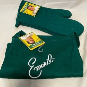 Emeril Professional Kitchen Emerald color Apron and Oven Mitt. New